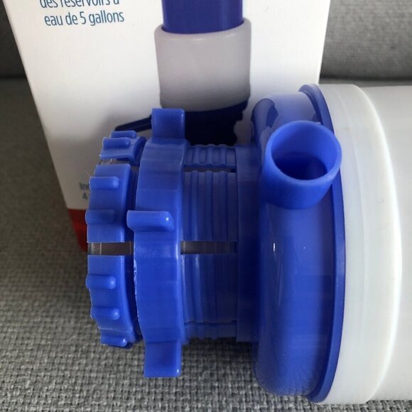 NEW Outbound Water Pump, 10 L, 5 Gallon Water Jug, Never Used Camping Cottage - Picture 6 of 8